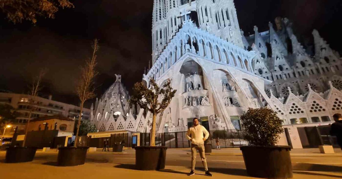 RE/MAX Makler Catalin Ruiu vor dem Sagrada Família
