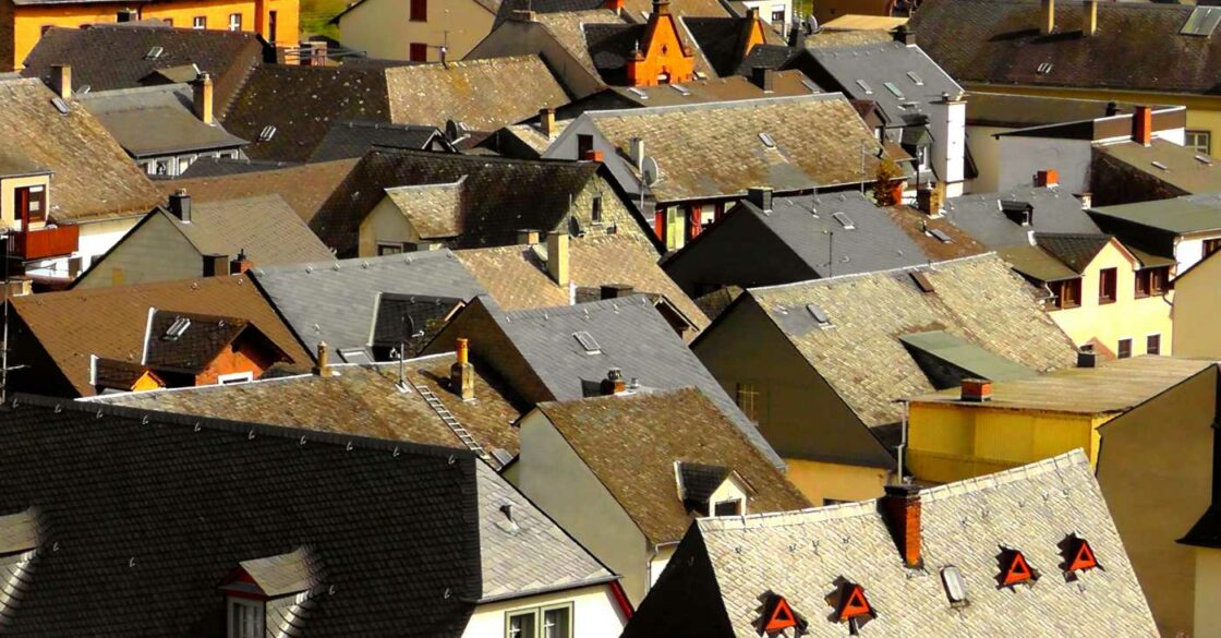 Abschnitt eines Ausblicks von verschiedenen Dächern eines Dorfes.