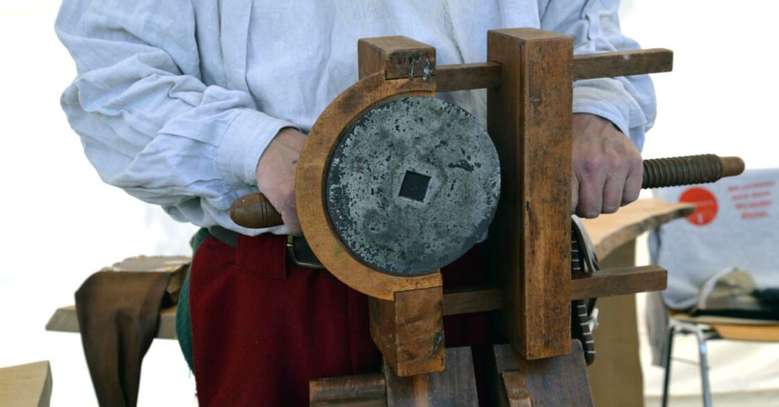Der Beschneidehobel ist ein traditionelles Handwerks-Utensil von Buchbinder aus den Jahren vor 1703.