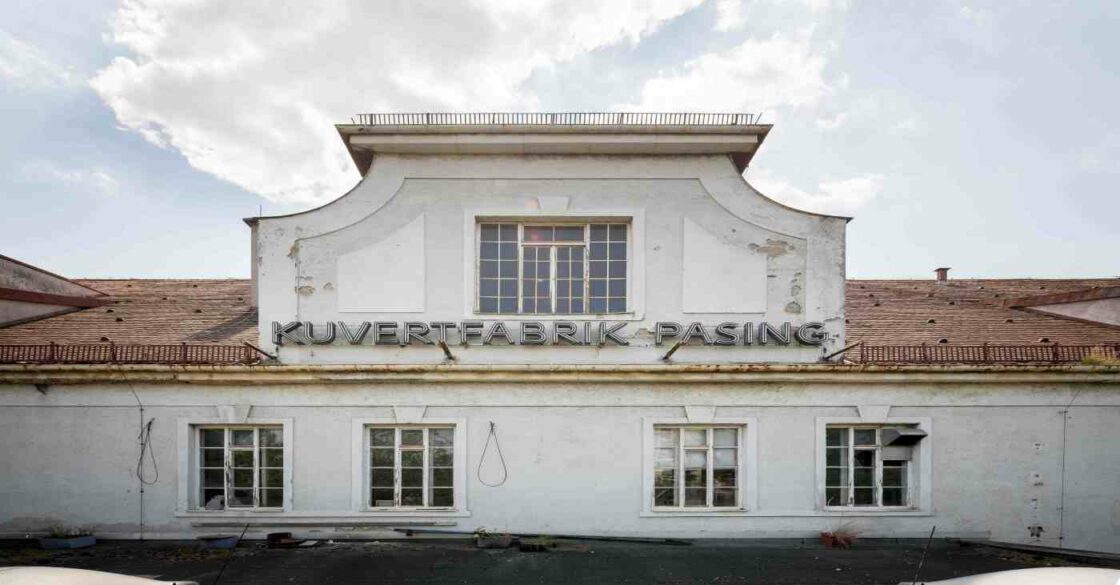 Außenansicht der historischen Kuvertfabrik Pasing in München.