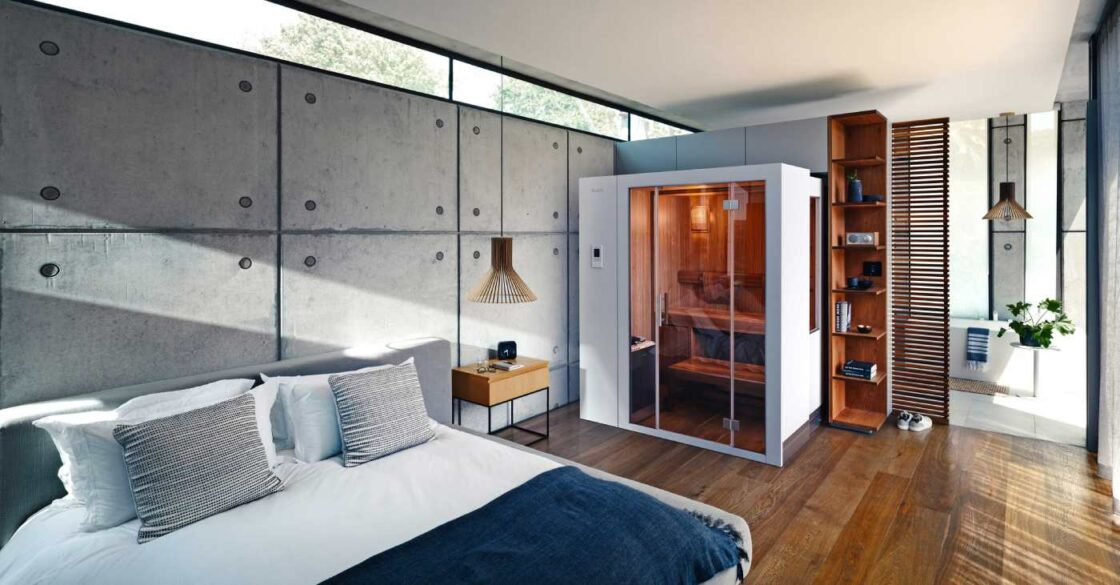 Schlafzimmer mit Doppelbett und einer ausziehbarer Sauna.
