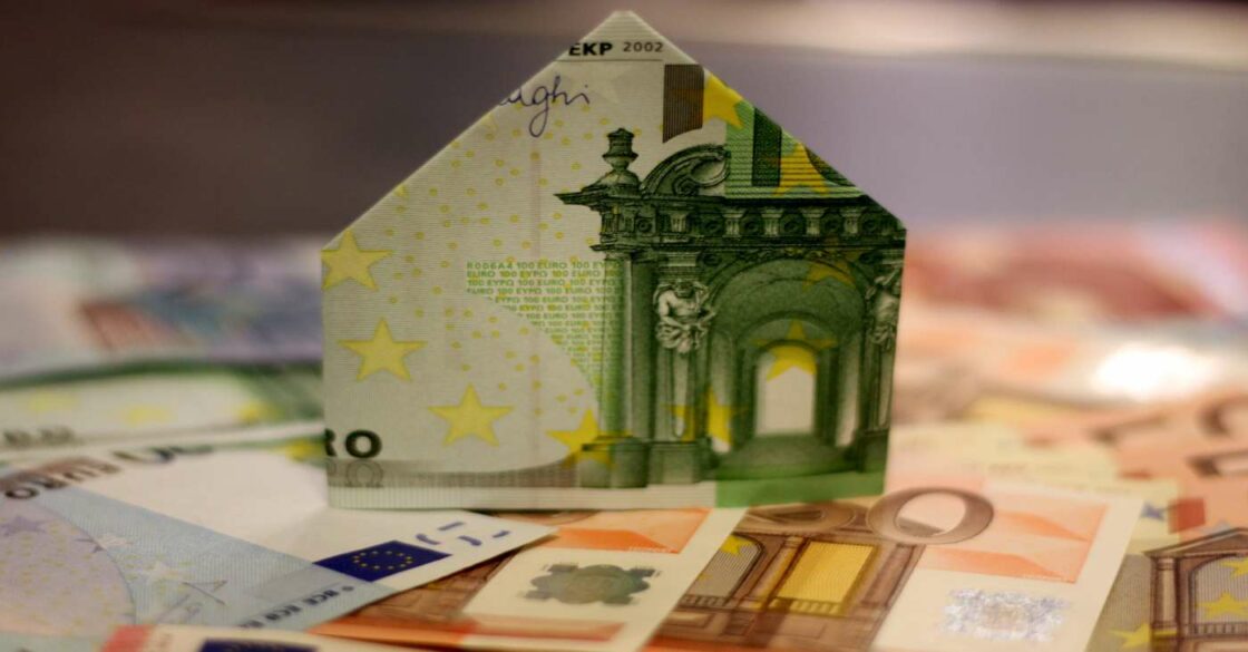 Gefalteter 100 Euroschein in Form eines Hauses.