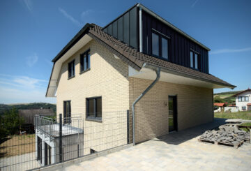 Ein perfekt zum Einzug vorbereitetes Erdwärmepumpen-Einliegerwohnungs-Haus steht in Schöndorf, 54316 Schöndorf, Einfamilienhaus